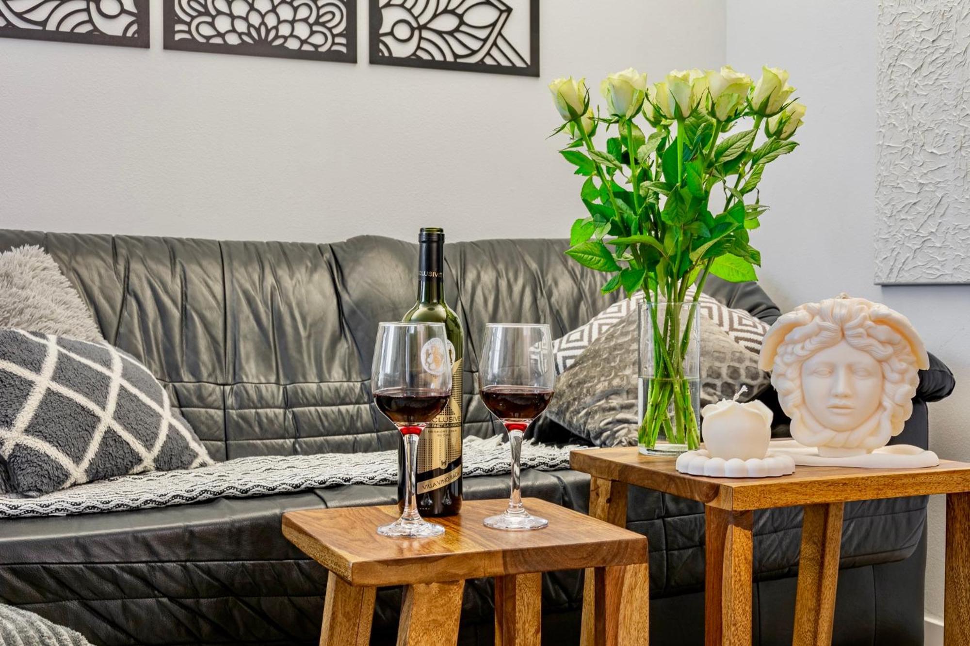 Natural-Style Apartment In The Centre Of Bratislava Esterno foto